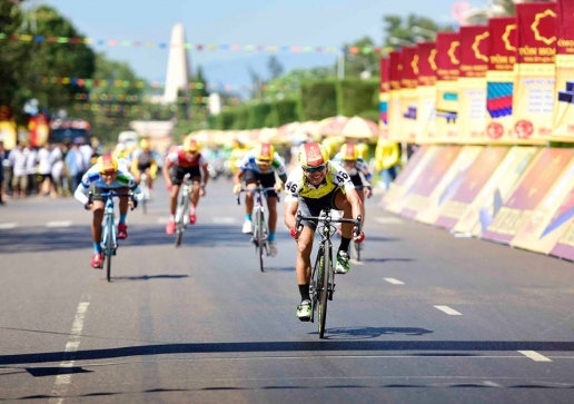 Áo vàng đổi chủ sau chặng 2