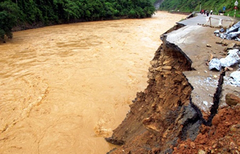 Mưa lớn tại nhiều nơi, nguy cơ sạt lở đất ở miền núi 