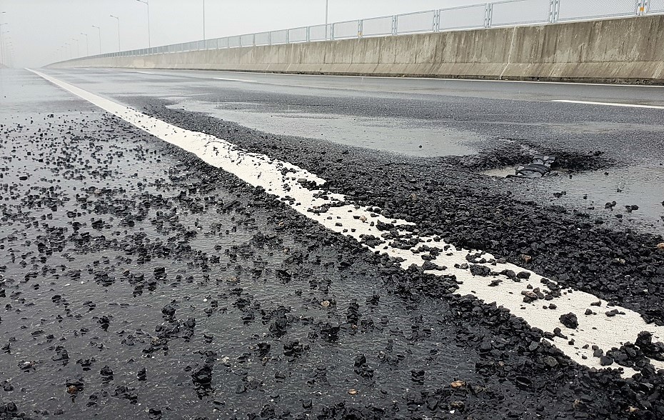 Cao tốc Đà Nẵng - Quảng Ngãi lại xuất hiện ổ gà sau nhiều ngày mưa lớn