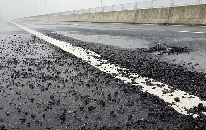 Thảm lại bằng lớp bê tông nhựa mới tại các vị trí ổ gà