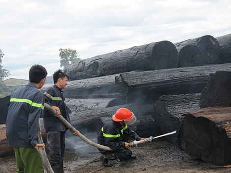Cháy lớn tại bãi tập kết gỗ 
