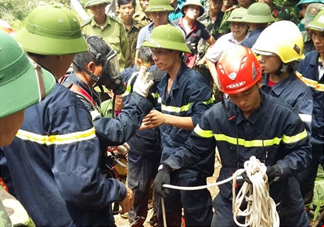 Mưa to, việc tìm kiếm 2 người kẹt dưới hang đào vàng gặp nhiều khó khăn