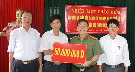 Tặng 50 triệu đồng làm thư viện khuyến học Trường THCS An Mỹ