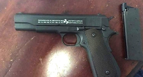 Buôn bán súng vì túng tiền đánh bạc