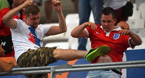 Bóng lăn cùng nắm đấm, dùi cui và những lời kích động hận thù!