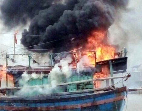 Cháy tàu bạc tỷ tại Nghệ An