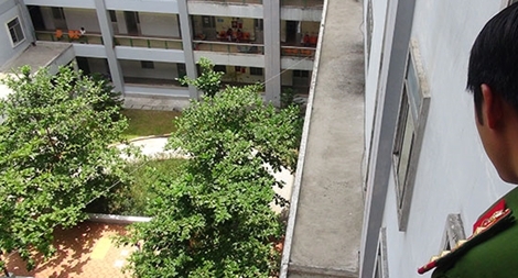 Thiếu nữ vào bệnh viện nhảy lầu tự tử