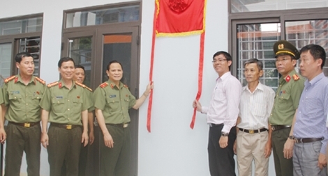 Tặng nhà tình nghĩa cho 2 cán bộ Công an có hoàn cảnh khó khăn