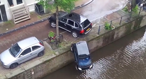 Sự thật phía sau cảnh Porsche Cayenne hất văng Smart xuống sông