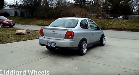 Kỳ diệu lốp xe đặc biệt khiến ôtô đi... ngang