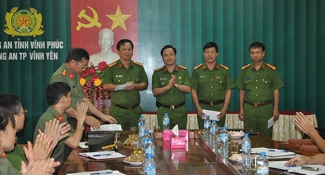 Khen thưởng các đơn vị phá vụ tàng trữ vũ khí và ma túy