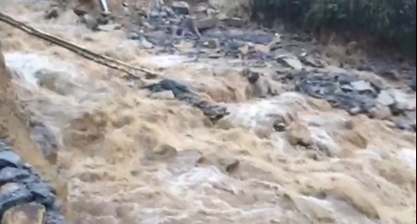 (CLIP) Cận cảnh khoảng khắc lũ cuốn phăng đường, cô lập 3 xã vùng cao