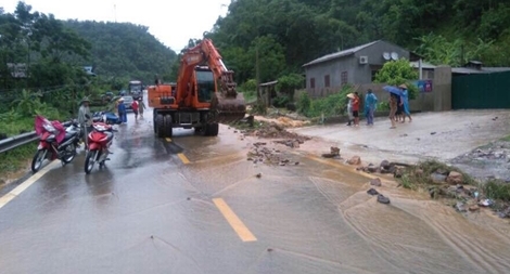 Quốc lộ 6 bị “chặt đứt”, ùn tắc kéo dài hàng kilomet