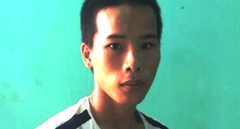 Trộm máy tính rồi leo lên mái nhà cố thủ 