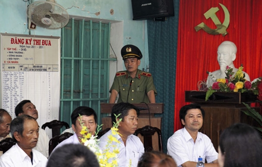  Tặng quà gia đình chính sách và hộ nghèo ở xã Nam Hải, tỉnh Thái Bình 