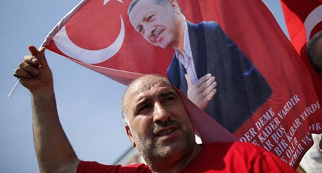 Người dân rầm rộ xuống đường ủng hộ Tổng thống Erdogan