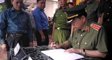 Bộ trưởng Tô Lâm viếng bí thư, chủ tịch HĐND tỉnh Yên Bái