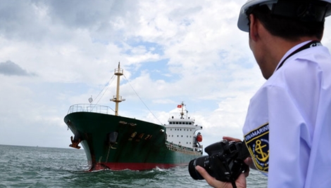 Bắt giữ một tàu nước ngoài để giải quyết khiếu nại hàng hải