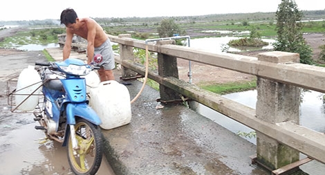 Người dân đi… trộm nước như đi hội