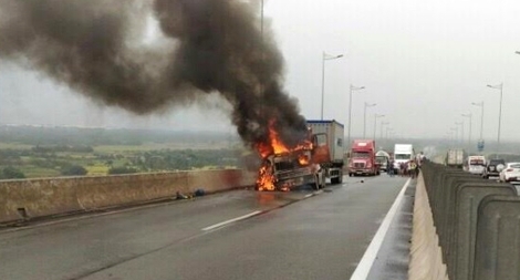 Cao tốc TP HCM - Dầu Giây ùn tắc vì container bốc cháy giữa đường