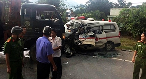 Xe cứu thương đối đầu xe cứu hộ, 3 người thương vong