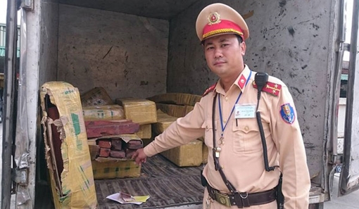 Ô tô giả xe thư báo để chở gỗ trắc lậu