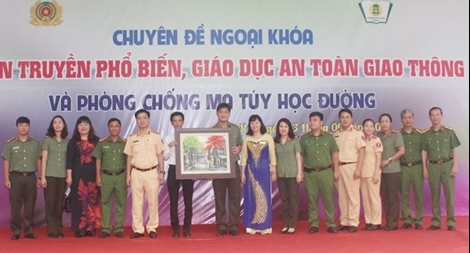 Tuyên truyền Luật giao thông và phòng chống ma tuý học đường