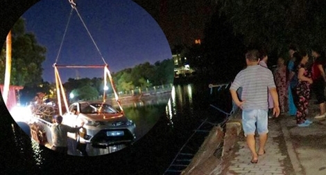 Nữ tài xế đạp nhầm chân ga, xe 4 chỗ lao xuống hồ