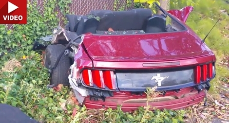 Siêu xe Ford Mustang “banh xác pháo” sau tai nạn