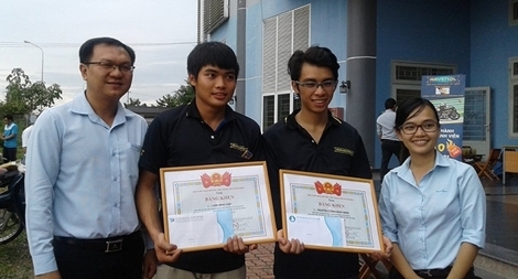 Khen thưởng 2 "soái ca" sửa xe miễn phí trong trận mưa kinh hoàng ở Sài Gòn