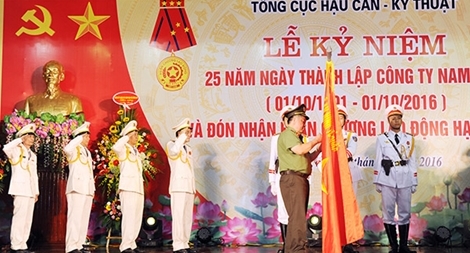 Công ty Nam Triệu đón nhận Huân chương Lao động hạng Nhất