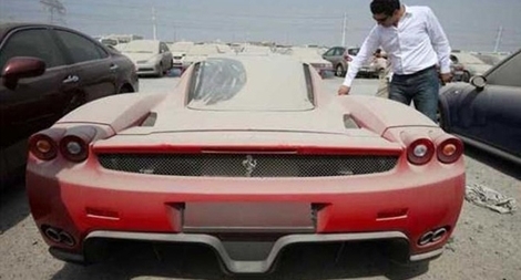 Xót xa cảnh những chiếc xe siêu sang bị bỏ rơi ở Dubai