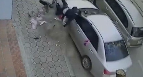 Cầm rựa chặn đầu đe dọa đập phá ô tô, bị tài xế tông chết