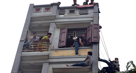 Tây “ngáo”, ta “ngáo” và những bi hài kịch