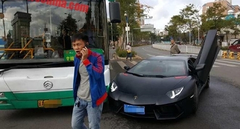 Tạt đầu xe bus, “siêu bò” Lamborghini Aventador tự gây tai nạn