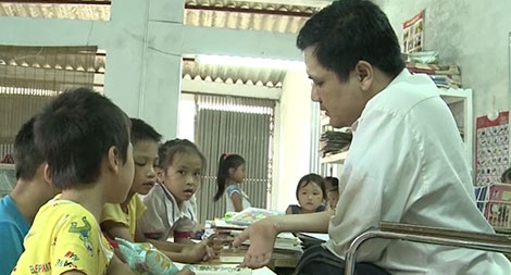 Lớp học tình thương của thầy giáo viết chữ bằng miệng