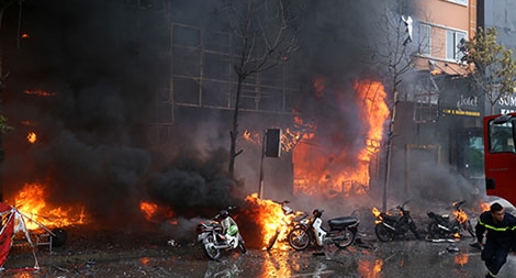 Từ vụ cháy quán karaoke cảnh báo nguy hiểm của biển quảng cáo