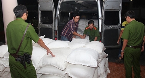 Xe 16 chỗ tháo ghế chở 3,5 tấn đường lậu