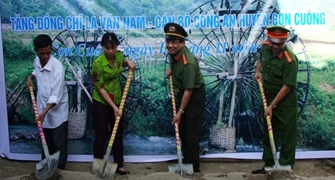 Xây dựng nhà tình nghĩa cho CBCS có hoàn cảnh khó khăn