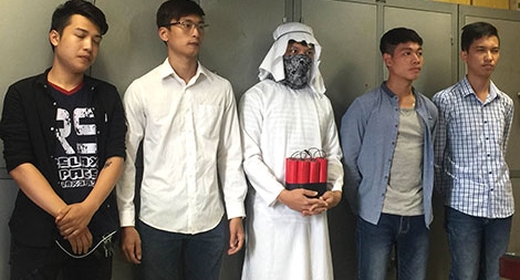 Phản cảm trò “quay clip đóng giả khủng bố quăng bom trên đường phố”