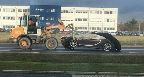 Tài xế thiếu tập trung, siêu xe Bugatti Chiron đầu tiên gặp tai nạn