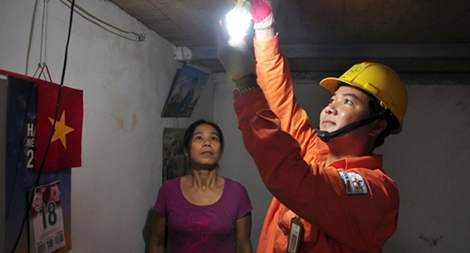 EVN Hà Nội thay 30.000 bóng đèn sợi đốt bằng đèn tiết kiệm điện