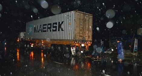 Đâm vào đuôi xe container, 4 học sinh thương vong