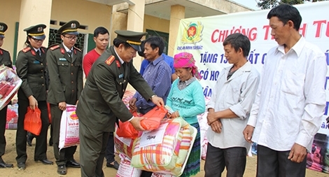 Cán bộ chiến sỹ Tổng cục An ninh đến với đồng bào khó khăn tỉnh Bắc Kạn