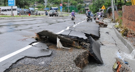 Nhiều địa bàn bị cô lập, một số tuyến giao thông hư hỏng, ách tắc do mưa lũ