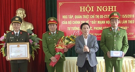 Khen thưởng đơn vị xuất sắc trong công tác đấu tranh phòng, chống tội phạm