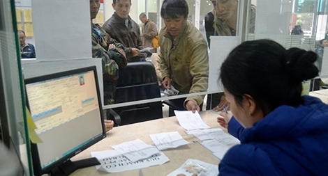 Người dân vẫn xếp hàng đổi giấy phép lái xe