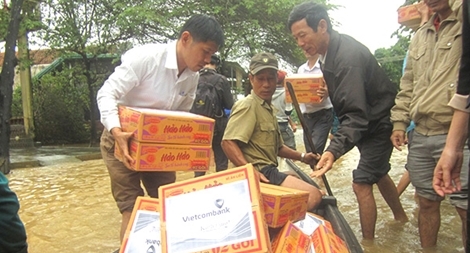 Khẩn cấp đưa lương thực, nước uống đến người dân vùng lũ
