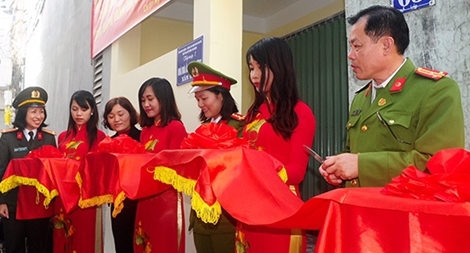 Hội phụ nữ Công an quận Ngô Quyền tặng nhà “Mái ấm tình thương”