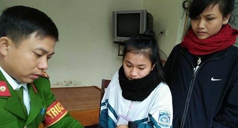 Nhặt được ví có 10 triệu đồng, hai học sinh tìm người trả lại